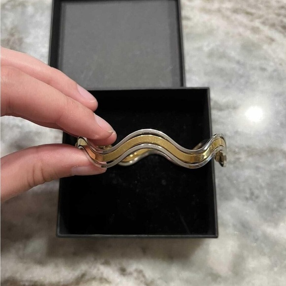 Vintage Avon Bracelet Waves with Twin Metal (Silver and Gold). Two tone bangle - Picture 2 of 4